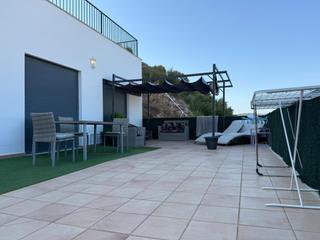 Chalet in Coín. Espectacular chalet con piscina, jardín y vistas panorámicas en