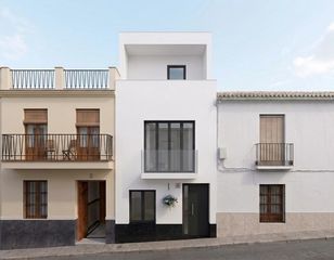 Casa en Co�n. Vivienda a reformar por completo con licencia de obra en vigor y