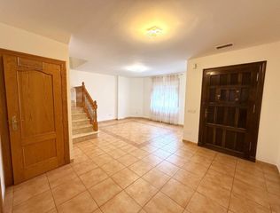 Casa adossada en Co�n. Nueva en el mercado