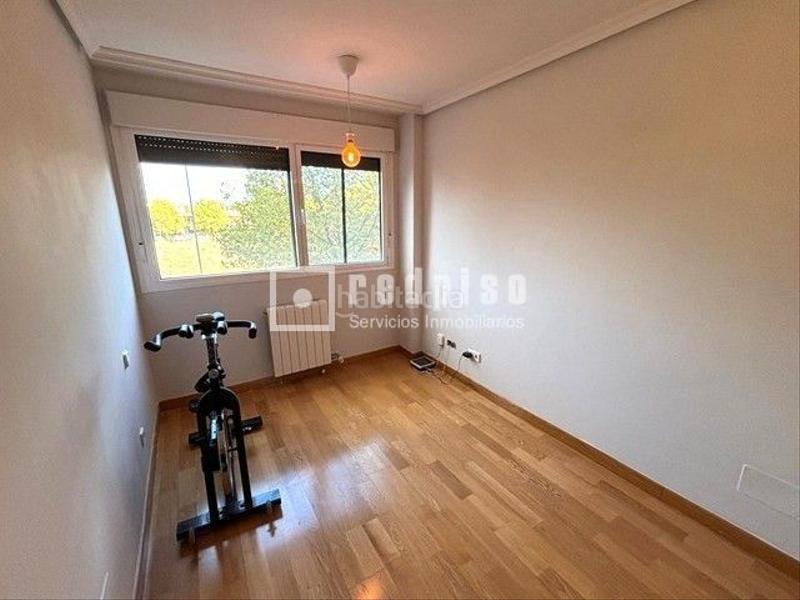 Foto 14d0d27c-72fb-4c9b-bf8e-4daf3f1c76d9. Appartamento con riscaldamento parcheggio piscina in Yebes