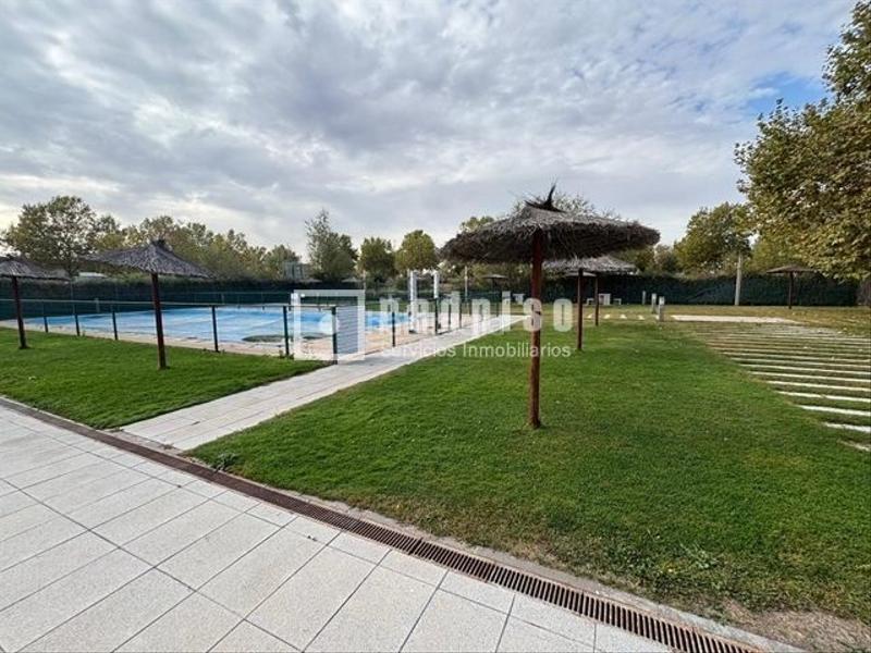 Foto 44f3f79e-c2db-4f06-9869-c0a13efa6f05. Pis amb calefacció aparcament piscina a Yebes - valdeluz Yebes