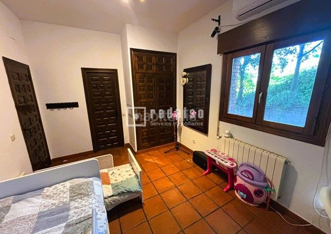 Foto d6ad5af2-2761-4eb6-85c2-b78f8a3edde6. Casa amb calefacció aparcament a El Clavín-Valdeluz Guadalajara