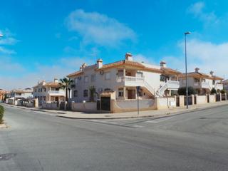 Casa en Los Almendros. Bungalow en venta en orihuela