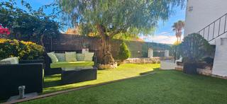 Casa aparellada  Avinguda barcino. ¿buscas un hogar donde disfrutar del sol, el jardín y la tranqui