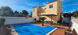 Casa aparellada  Calle pas peatonal c. Casa pareada con piscina privada