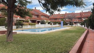 Casa adossada en Divina Pastora. Se vende excelente bungalow adosado en esquina en divina pastora