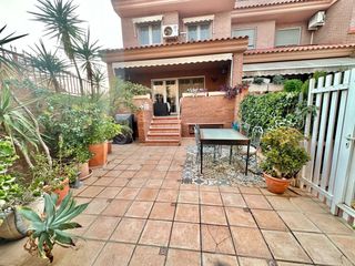 Casa adossada en Divina Pastora. Se vende excelente bungalow adosado en esquina en divina pastora