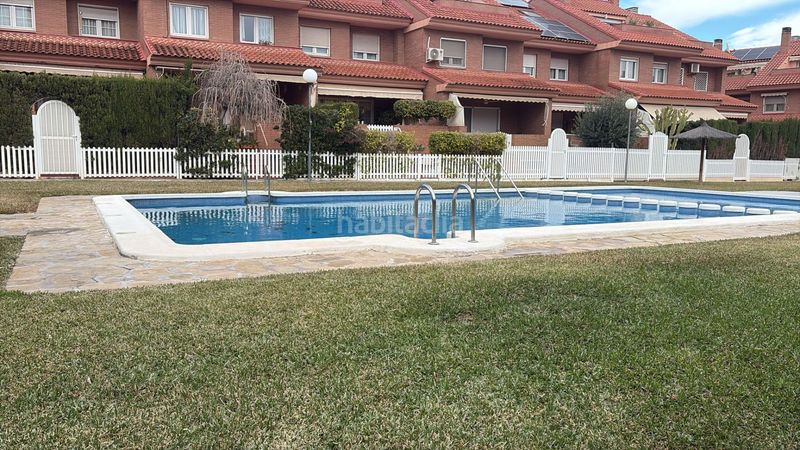 Foto 479100fd-f105-4f84-9d3a-479c8bdd69ef. Casa adossada amb calefacció aparcament piscina a Alicante