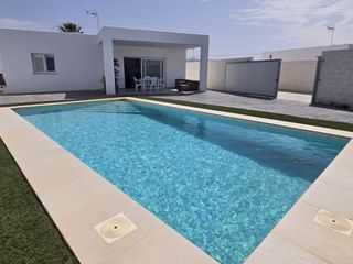 Miete Chalet in Carril del puntalejos 9. Nueva vivienda con piscina privada en conil