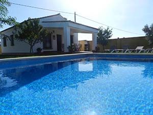 Miete Chalet in Carril la isleta 24. Casa rústica con piscina privada y jardín.
