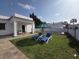 Affitto Chalet in Carril mayorazgo alto 37. Coqueta casa rural con jardín y piscina privados.