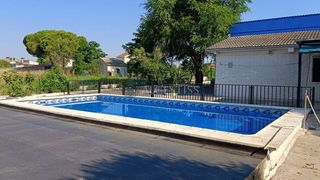 Xalet en Viso de San Juan (El). Casa con piscina y 5 habitaciones y amplia parcela en el viso de