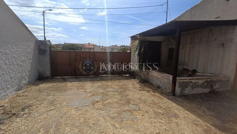 Foto 363ae414-b81e-423a-888c-2a0bfd653745. Nau industrial a Méntrida