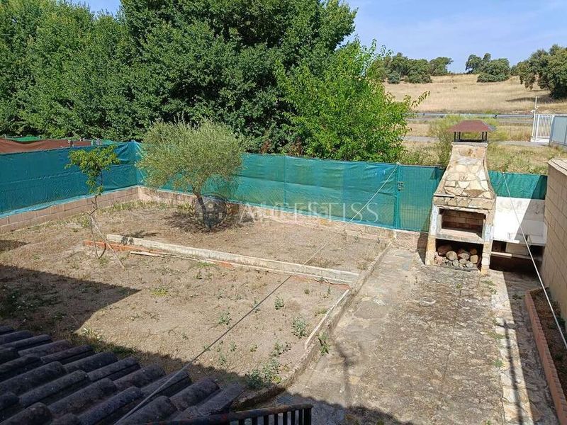 Foto 1330cb3f-922b-47ca-bad2-fe6754b16d8a. Casa adossada amb calefacció aparcament a Méntrida