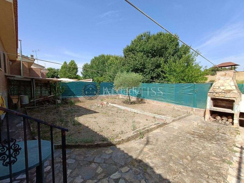 Foto 3c94a838-6070-4efa-856f-b842e1721769. Casa adossada amb calefacció aparcament a Méntrida