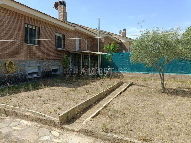 Foto 92633e8c-94e7-4e0b-b3e7-478d7dafc939. Casa adossada amb calefacció aparcament a Méntrida