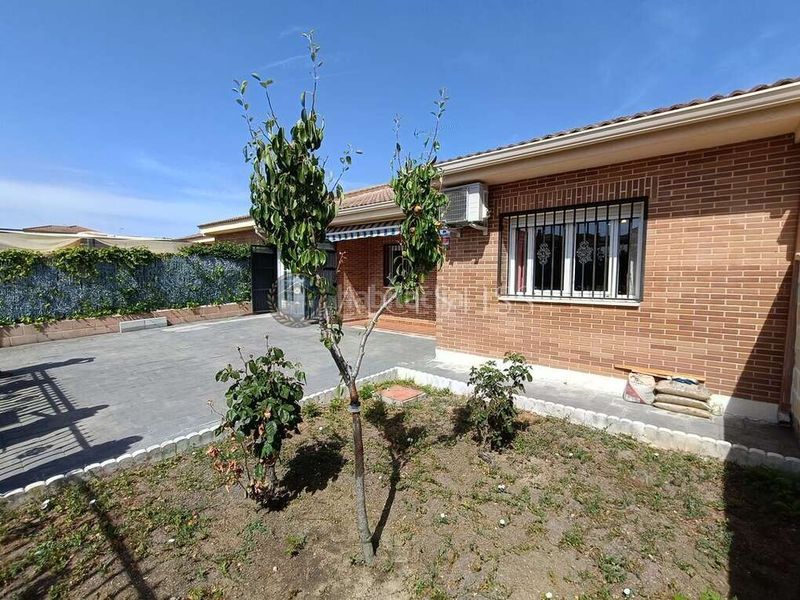 Foto a7645c93-0b23-4e7e-b66f-48a14d8a3bf8. Casa adossada amb calefacció aparcament a Méntrida