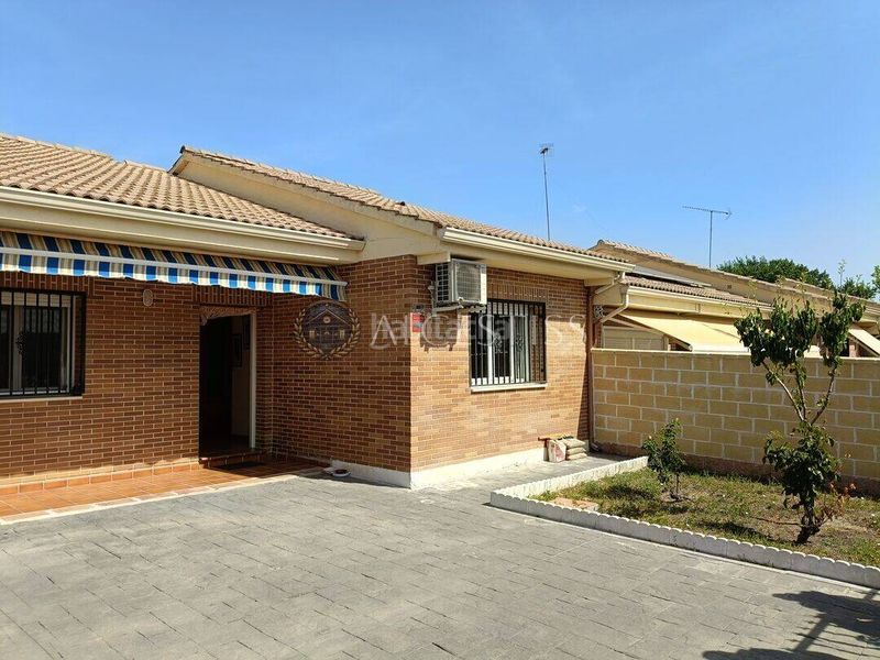 Foto b01a99b4-981f-4dae-93f7-864ff78c495d. Casa adossada amb calefacció aparcament a Méntrida