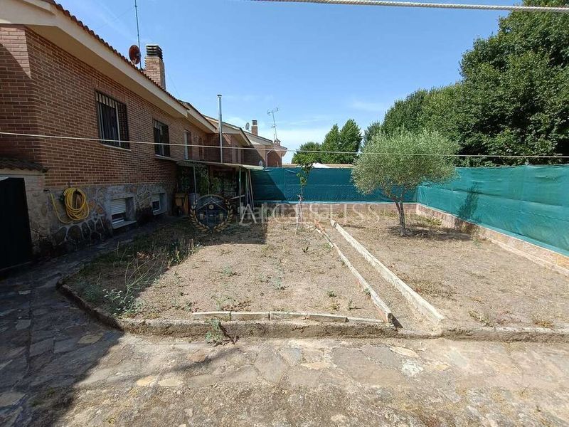 Foto dbd15fb9-426c-4d5f-8581-4428b7fdc858. Casa adossada amb calefacció aparcament a Méntrida