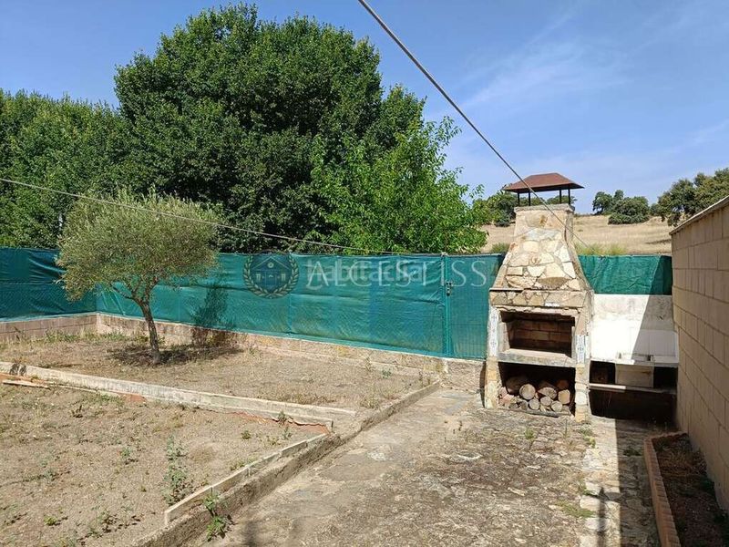 Foto f553f91d-e8eb-4e3d-96d0-73e5df5fc273. Casa adossada amb calefacció aparcament a Méntrida