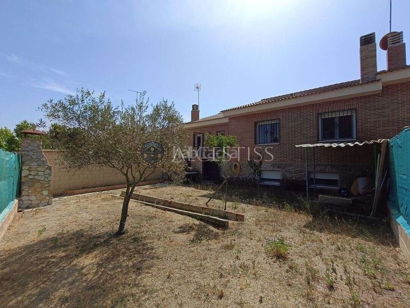 Foto f9ef8ec7-bd29-4f17-babf-f12cc67a56f1. Casa adossada amb calefacció aparcament a Méntrida