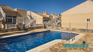 Casa aparellada a Carrer la palomina 19. ¡oportunidad única! chalet en esquina con piscina comunitaria en