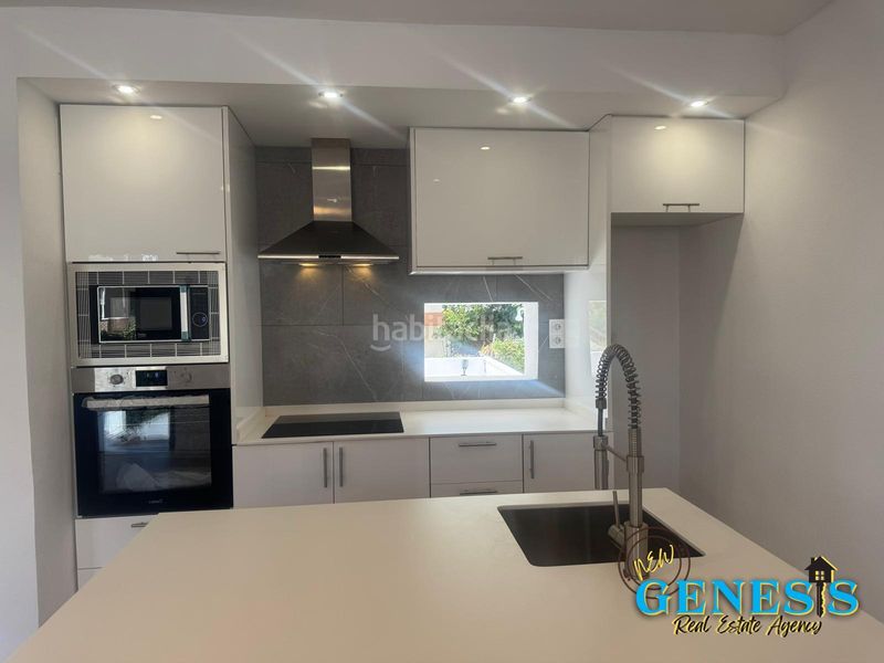 Foto 768b9b0b-d00b-4a66-8cce-498a92e4dfd9. Casa amb xemeneia aparcament a Zona los Frutales Torrevieja
