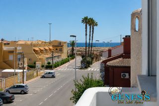 Casa  Calle doctor waksman. Exclusiva vivienda reformada, a 200m de las calas de torrevieja