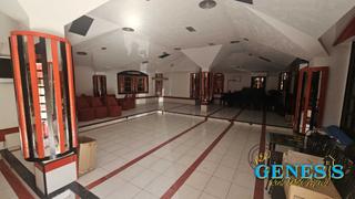 Business premise in Calle montesinos 27. Amplio local comercial con entrada abierta de 16m2