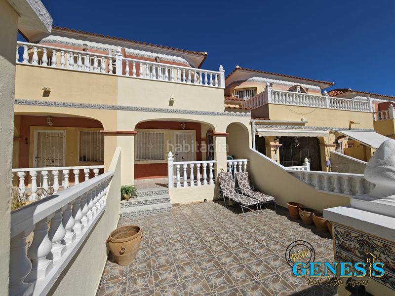 Foto f8535d99-8fae-4f92-8ef5-0edf9c6a6a92. Casa aparellada amb piscina a Villamartín-Las Filipinas Orihuela