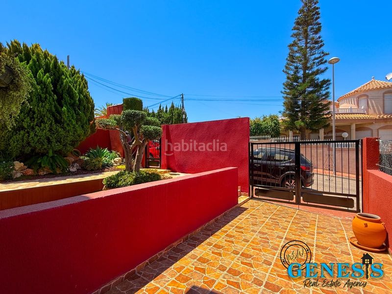 Foto 1ecd0224-a8af-4985-b235-899934d25a4e. Casa aparellada amb xemeneia calefacció aparcament piscina a Torrevieja