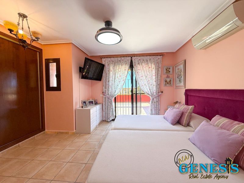 Foto 33d4d603-3678-42a2-b827-905871fed3b2. Casa aparellada amb xemeneia calefacció aparcament piscina a Torrevieja