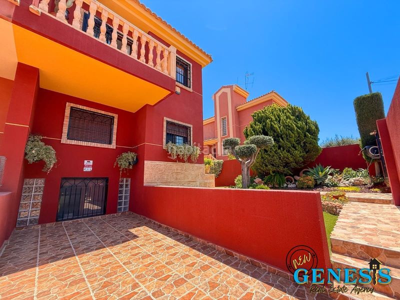 Foto 534fb82e-e3e1-402e-bcf3-8e08f23ae11f. Casa aparellada amb xemeneia calefacció aparcament piscina a Torrevieja