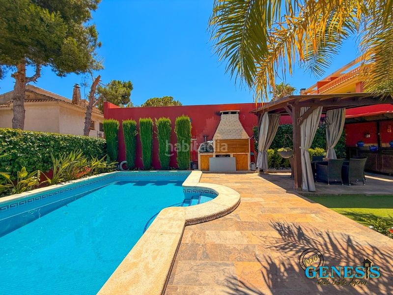 Foto 545a19fe-5521-493f-ad27-4c778e080adc. Casa aparellada amb xemeneia calefacció aparcament piscina a Torrevieja