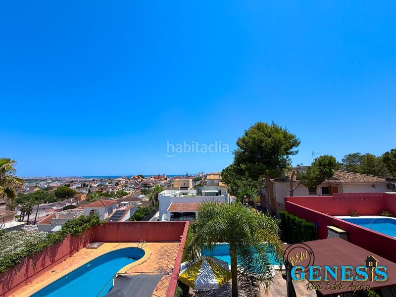 Foto 5c479d60-9639-48eb-b85c-7c9bd1bfb3eb. Casa aparellada amb xemeneia calefacció aparcament piscina a Torrevieja