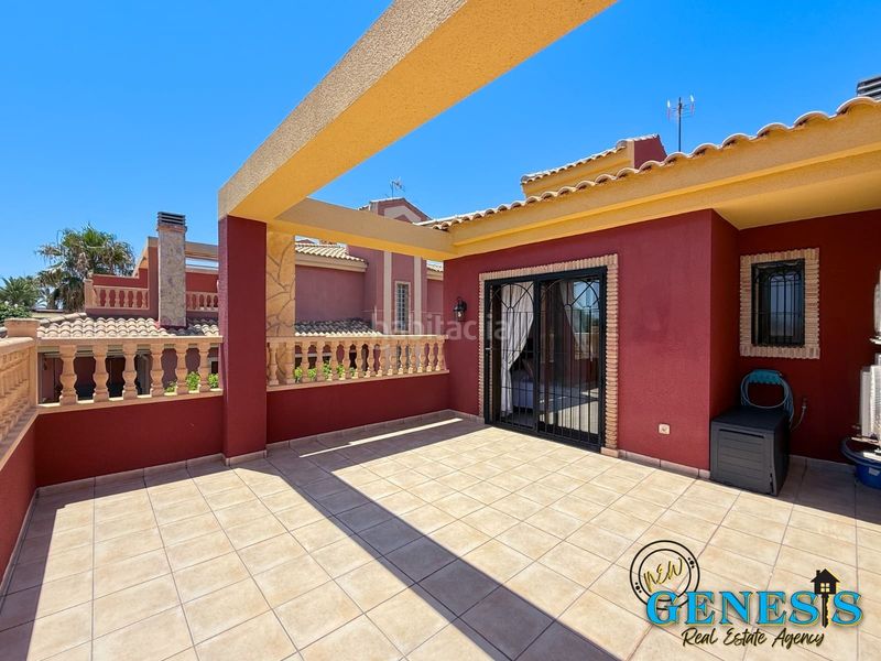 Foto 84a4fd2a-53d9-4bd6-8b71-574a2038de4a. Casa aparellada amb xemeneia calefacció aparcament piscina a Torrevieja