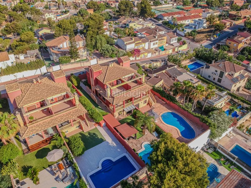 Foto a0d987f4-194a-43e4-8db0-b2feca894c44. Casa aparellada amb xemeneia calefacció aparcament piscina a Torrevieja