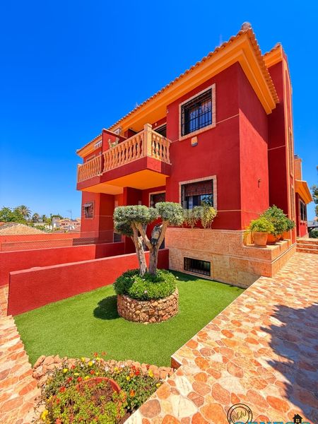 Foto a9dd6e23-a8db-4e18-9a9e-26a010f14e17. Casa aparellada amb xemeneia calefacció aparcament piscina a Torrevieja