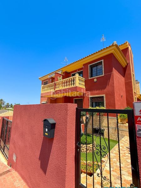 Foto c29a8179-a745-449e-8737-f38585d58936. Casa aparellada amb xemeneia calefacció aparcament piscina a Torrevieja