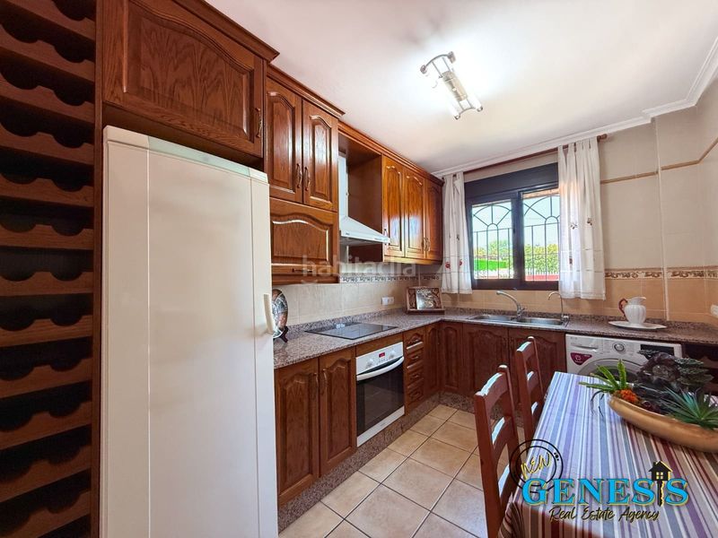 Foto ccf0716b-130a-4367-a515-3d0281231aad. Casa aparellada amb xemeneia calefacció aparcament piscina a Torrevieja