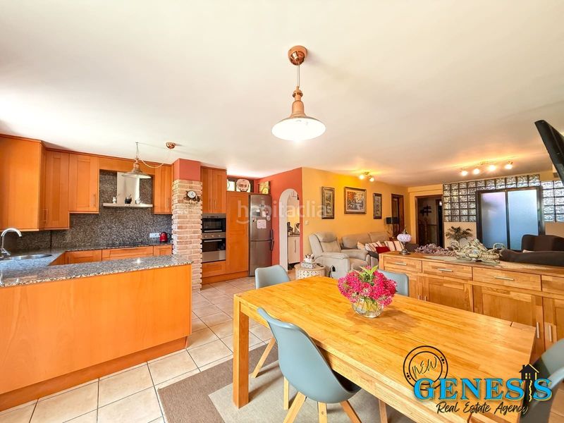 Foto eabfe348-d52e-4b70-8dbf-58572e547148. Casa aparellada amb xemeneia calefacció aparcament piscina a Torrevieja