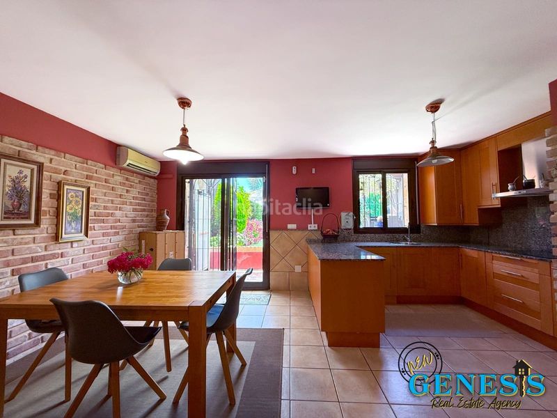 Foto f7623c99-e601-4d97-870c-11d7b73e1613. Casa aparellada amb xemeneia calefacció aparcament piscina a Torrevieja