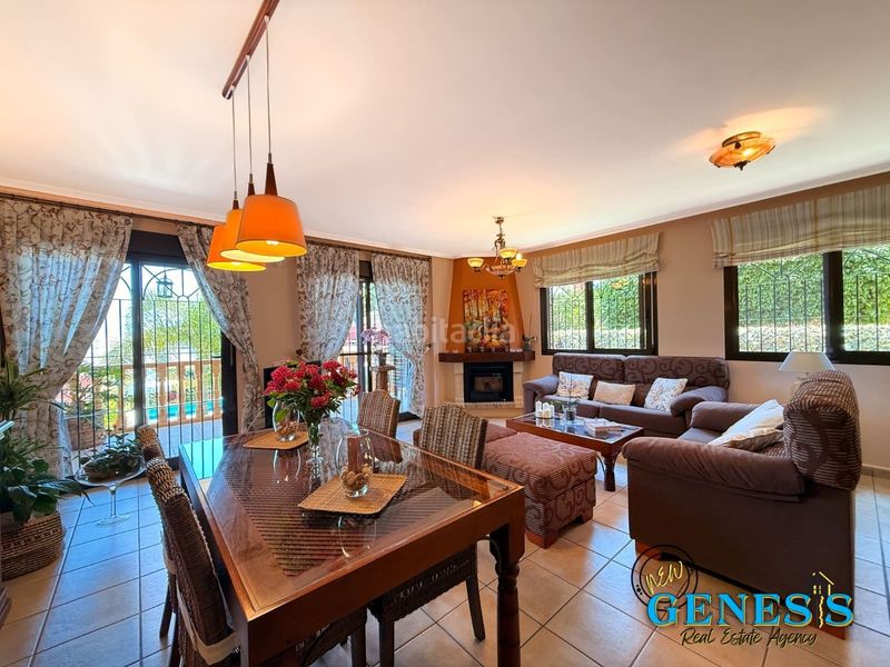 Foto fb984204-e999-4b97-88d2-dd69b96650da. Casa aparellada amb xemeneia calefacció aparcament piscina a Torrevieja