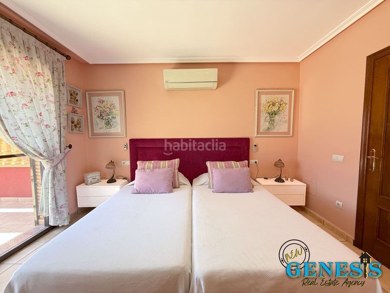 Foto ff856ac6-e492-4cde-bbed-4ad535a35cdf. Casa aparellada amb xemeneia calefacció aparcament piscina a Torrevieja