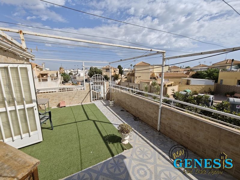 Foto cb3b6d8a-ea32-4123-a383-e33c5f1d0324. Casa bifamiliare in calle manuel tarin sala 113 in Torrevieja