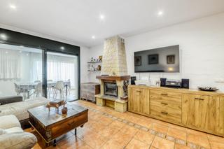 Casa adossada a Figueres 5. Calidez y tranquilidad es lo que ofrece esta amplia vivienda.