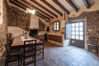 Masia a La processó 5. Una casa rústica con historia en el centro de boadella