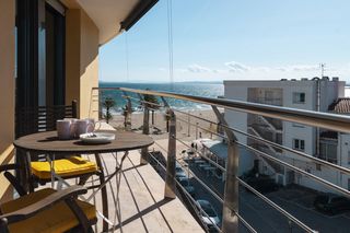 Apartament a Marítim 31. Ático en 1º línea con solárium, preciosas vistas y licencia turí
