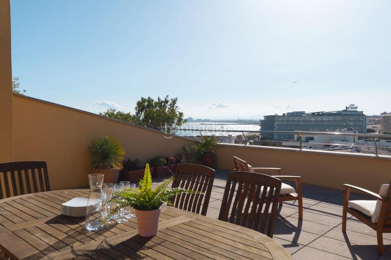 Foto 8b006497-a13b-475b-b5c6-6d47fe2d3627. Apartamento en marítim 31 ático en 1 línea con solárium, preciosas vistas y licencia turística. en Roses