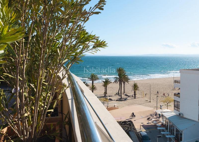 Foto 9fe86a3a-adea-4e4e-9b6f-ea79394d4d8d. Apartamento en marítim 31 ático en 1 línea con solárium, preciosas vistas y licencia turística. en Roses